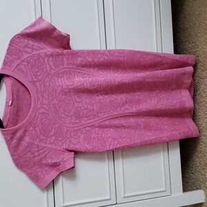 LuLuLemon Swiftly Tech short sleeve shirt rose print. Sz 8. Women.